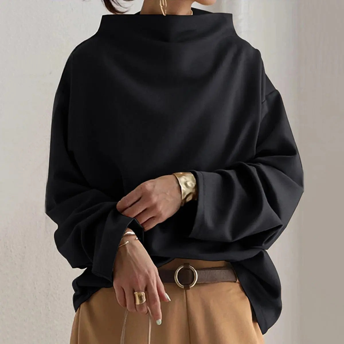 Damski oversize’owy sweter z dzianiny z wysokim kołnierzem, o luźnym kroju