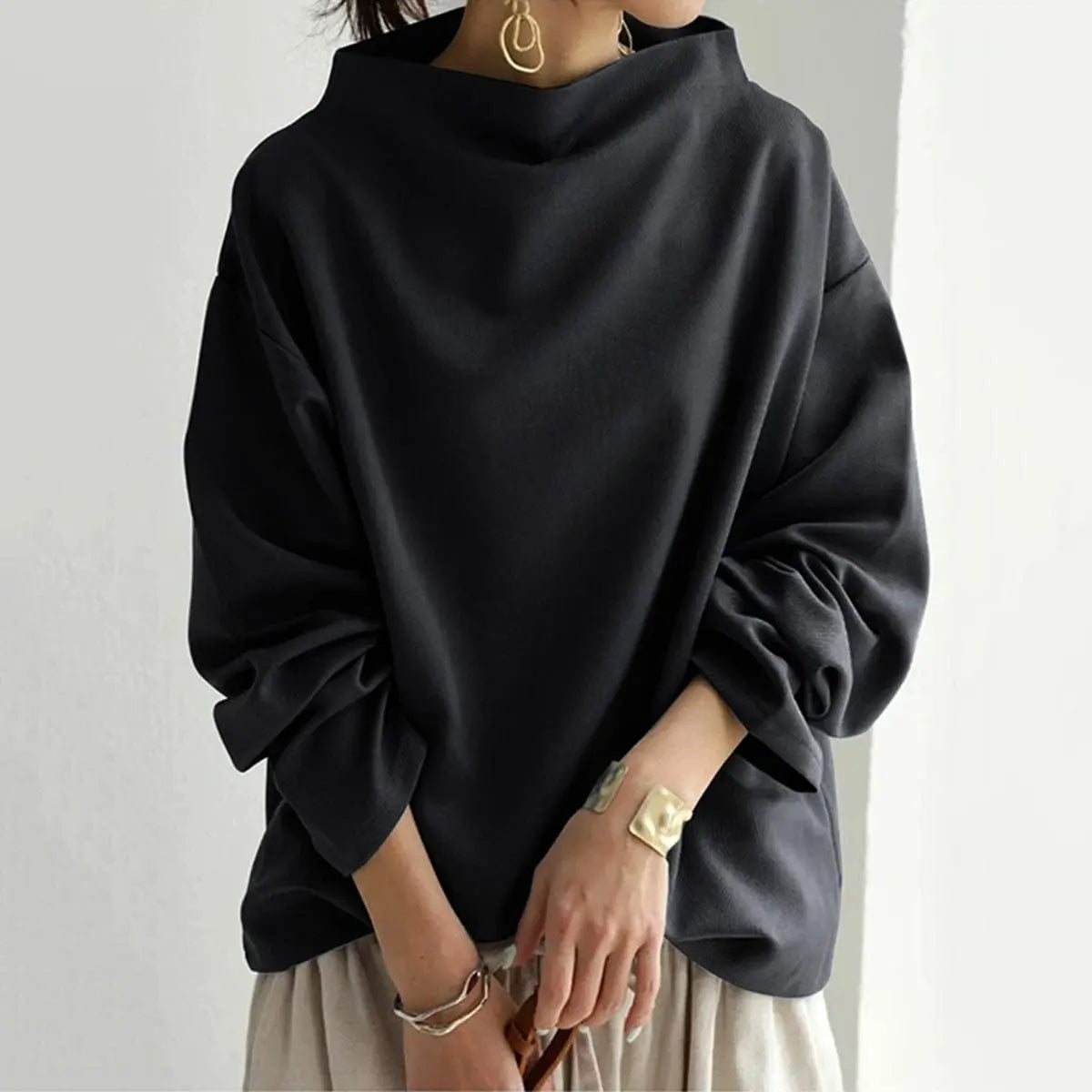Damski oversize’owy sweter z dzianiny z wysokim kołnierzem, o luźnym kroju