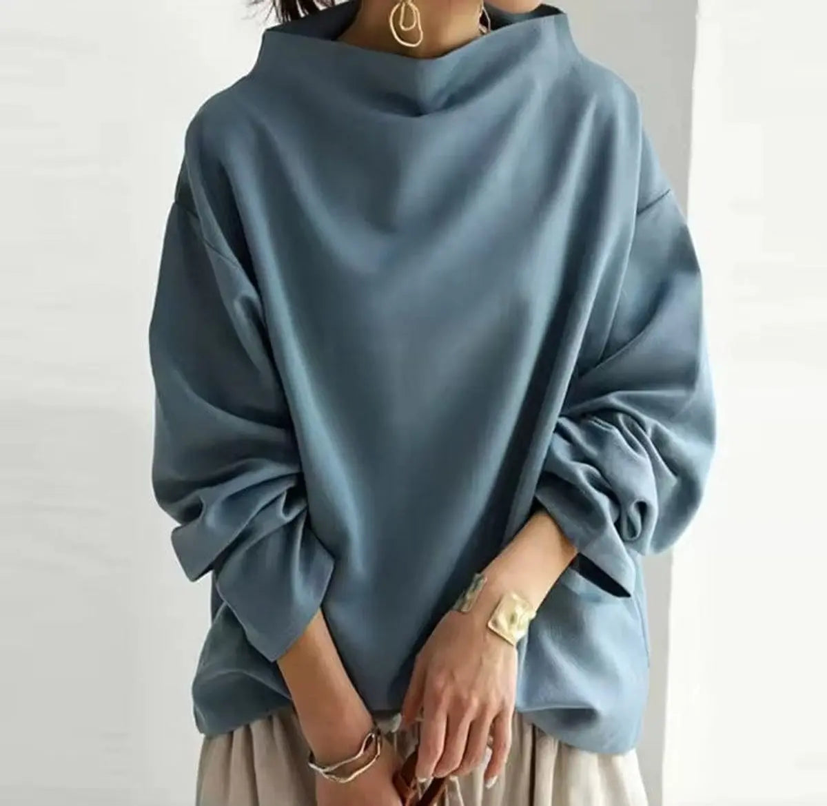 Damski oversize’owy sweter z dzianiny z wysokim kołnierzem, o luźnym kroju