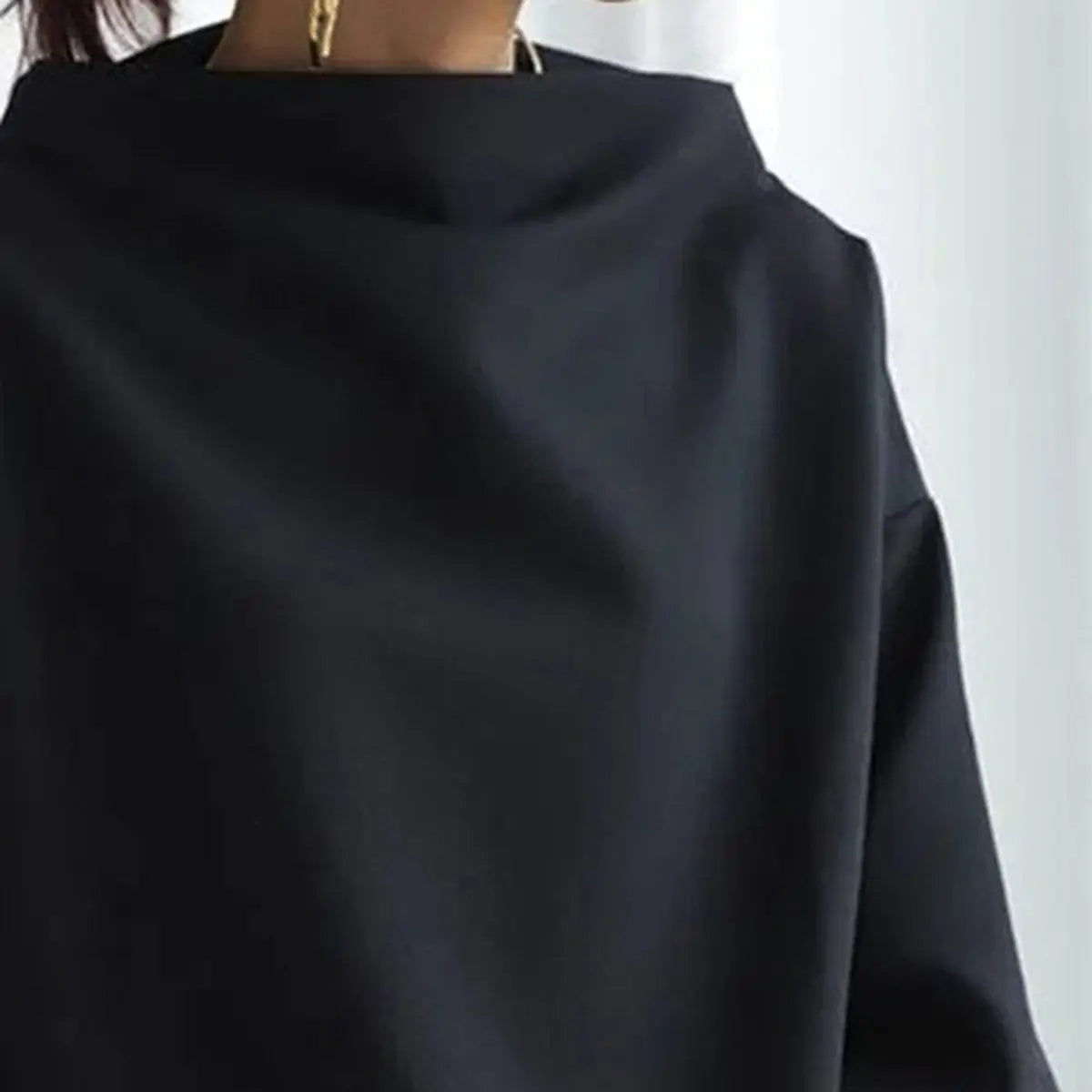Damski oversize’owy sweter z dzianiny z wysokim kołnierzem, o luźnym kroju