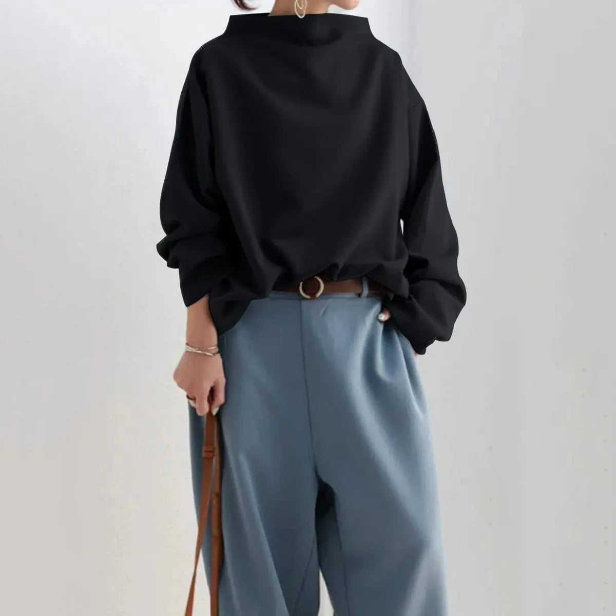 Damski oversize’owy sweter z dzianiny z wysokim kołnierzem, o luźnym kroju