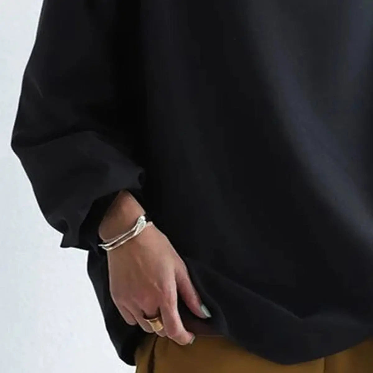 Damski oversize’owy sweter z dzianiny z wysokim kołnierzem, o luźnym kroju
