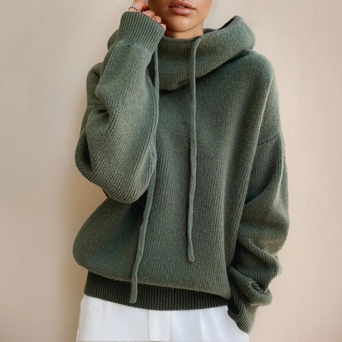Damski oversize’owy sweter z dzianiny z kapturem i golfem