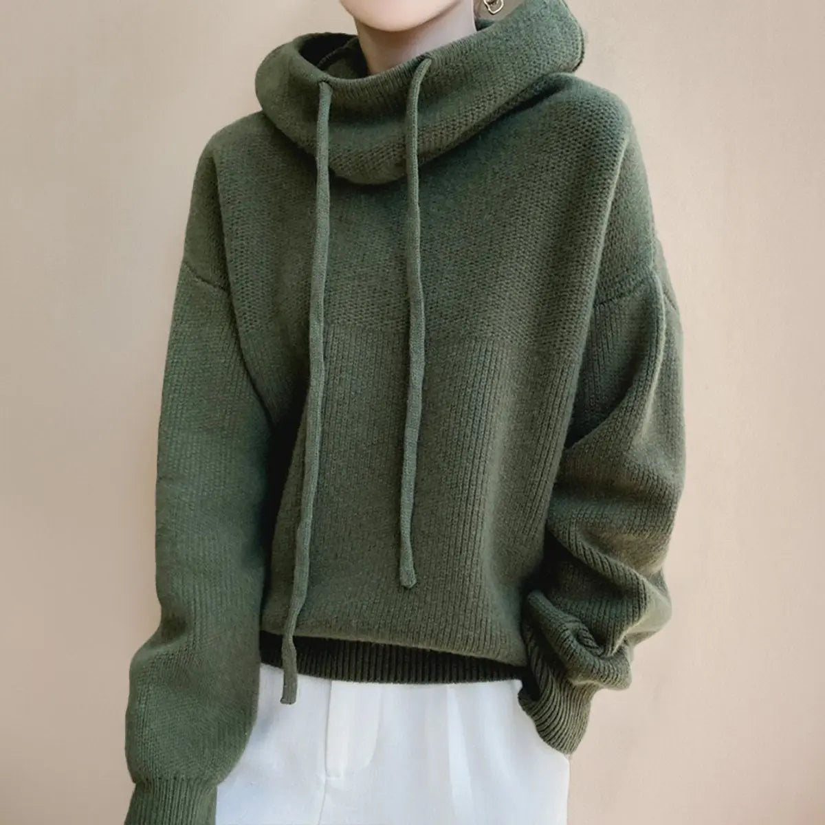 Damski oversize’owy sweter z dzianiny z kapturem i golfem