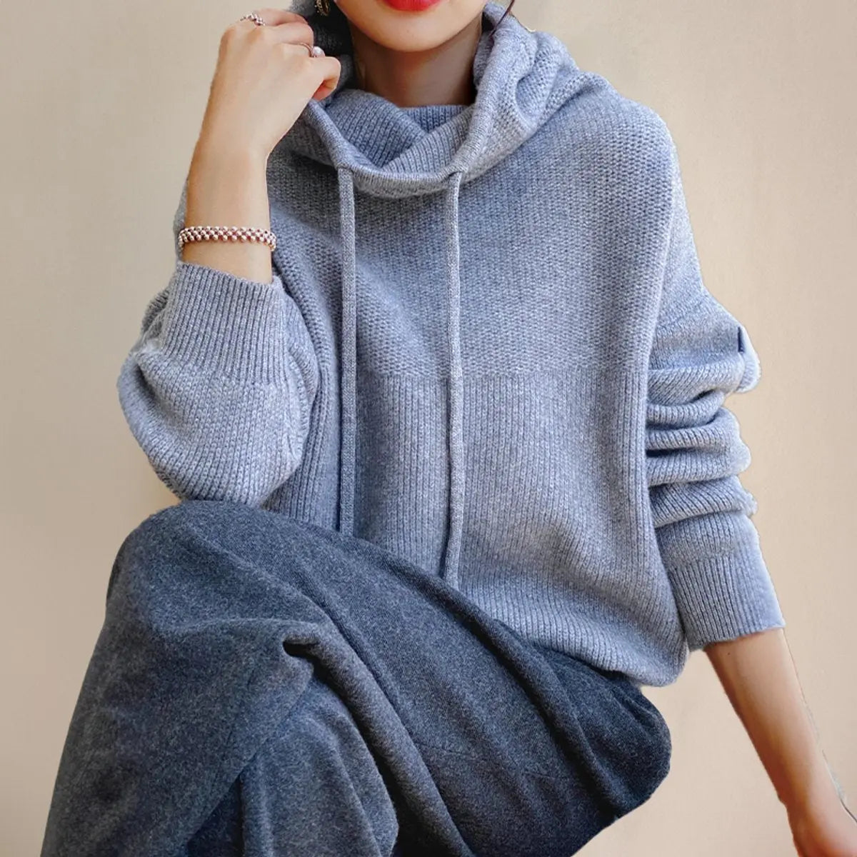 Damski oversize’owy sweter z dzianiny z kapturem i golfem