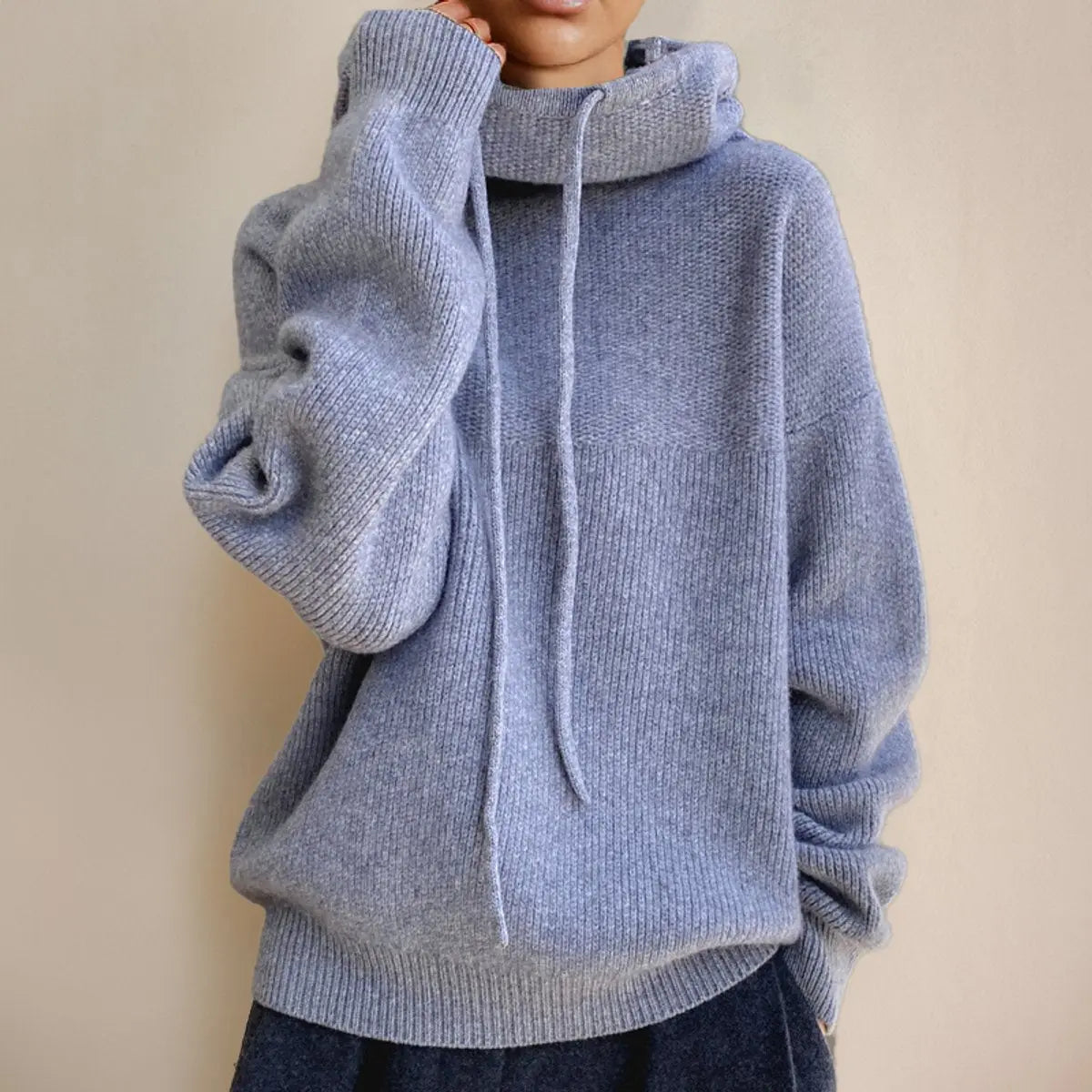 Damski oversize’owy sweter z dzianiny z kapturem i golfem