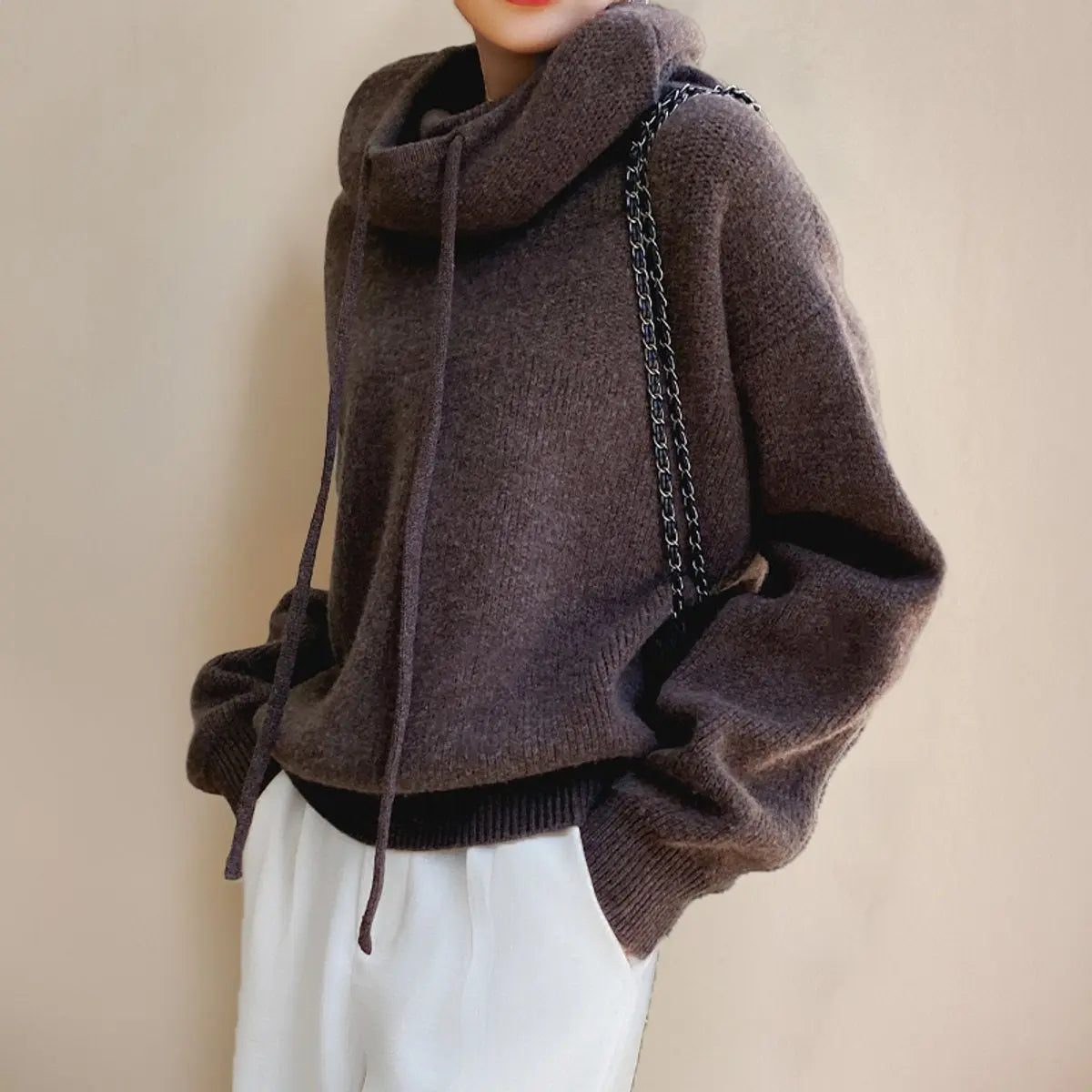 Damski oversize’owy sweter z dzianiny z kapturem i golfem