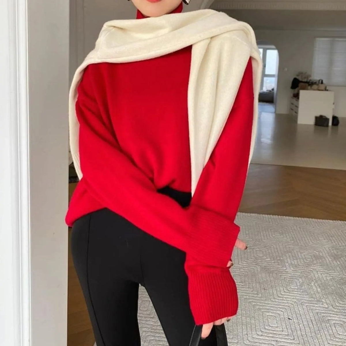 Damski oversize’owy dzianinowy sweter z długimi rękawami i golfem