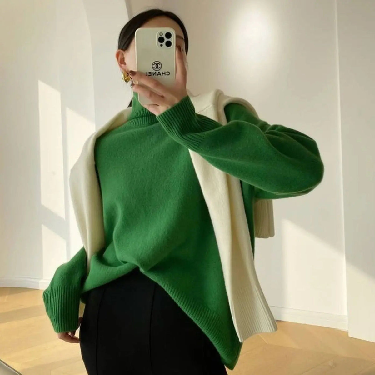 Damski oversize’owy dzianinowy sweter z długimi rękawami i golfem