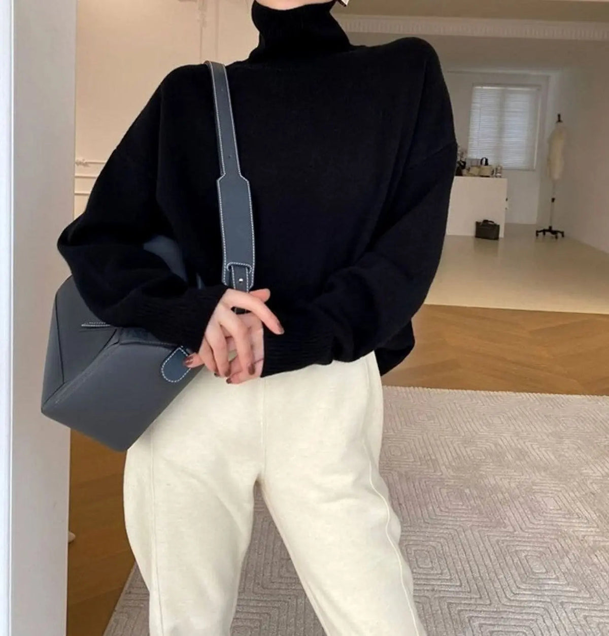 Damski oversize’owy dzianinowy sweter z długimi rękawami i golfem