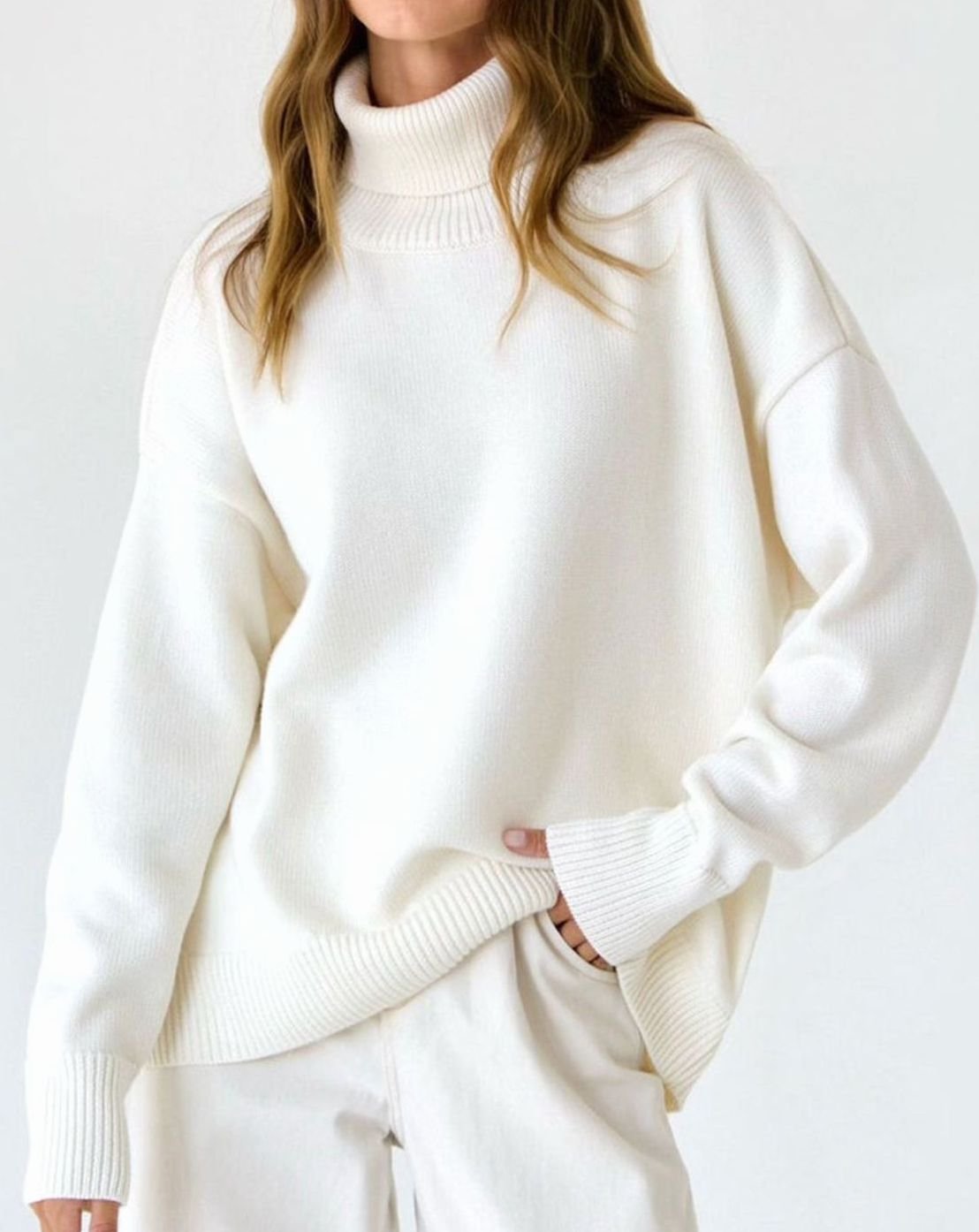 Damski oversize’owy sweter z golfem, obniżoną linią ramion i dzianinowym wykończeniem