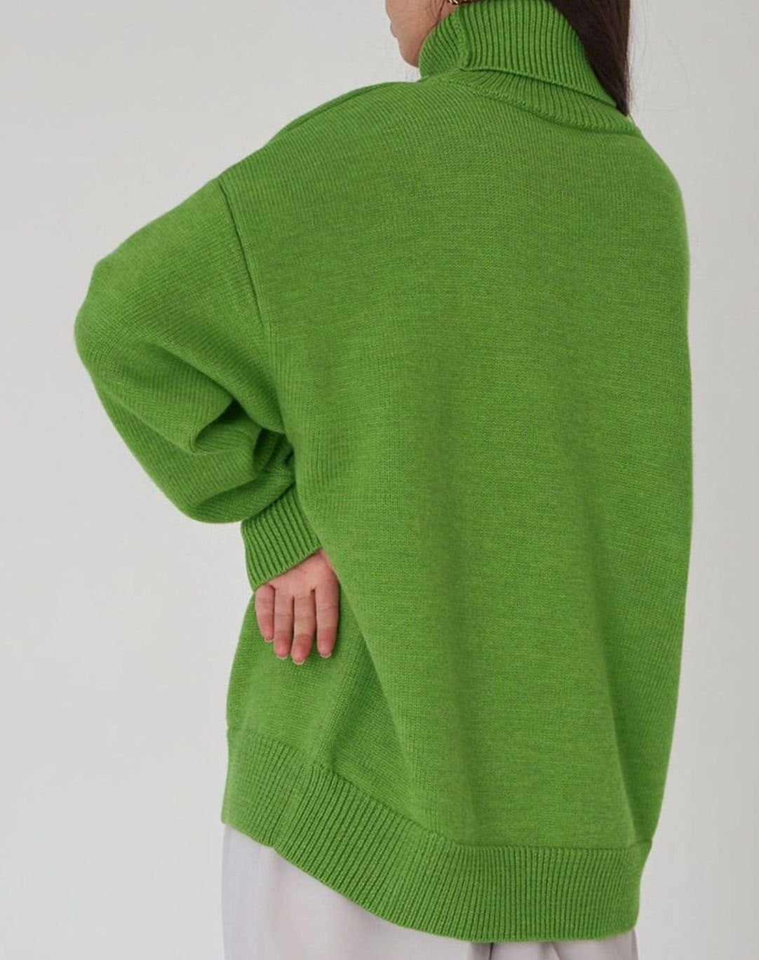 Damski oversize’owy sweter z golfem, obniżoną linią ramion i dzianinowym wykończeniem