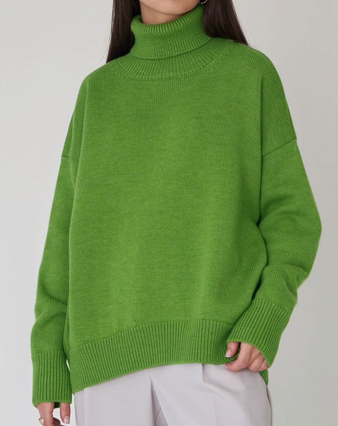 Damski oversize’owy sweter z golfem, obniżoną linią ramion i dzianinowym wykończeniem