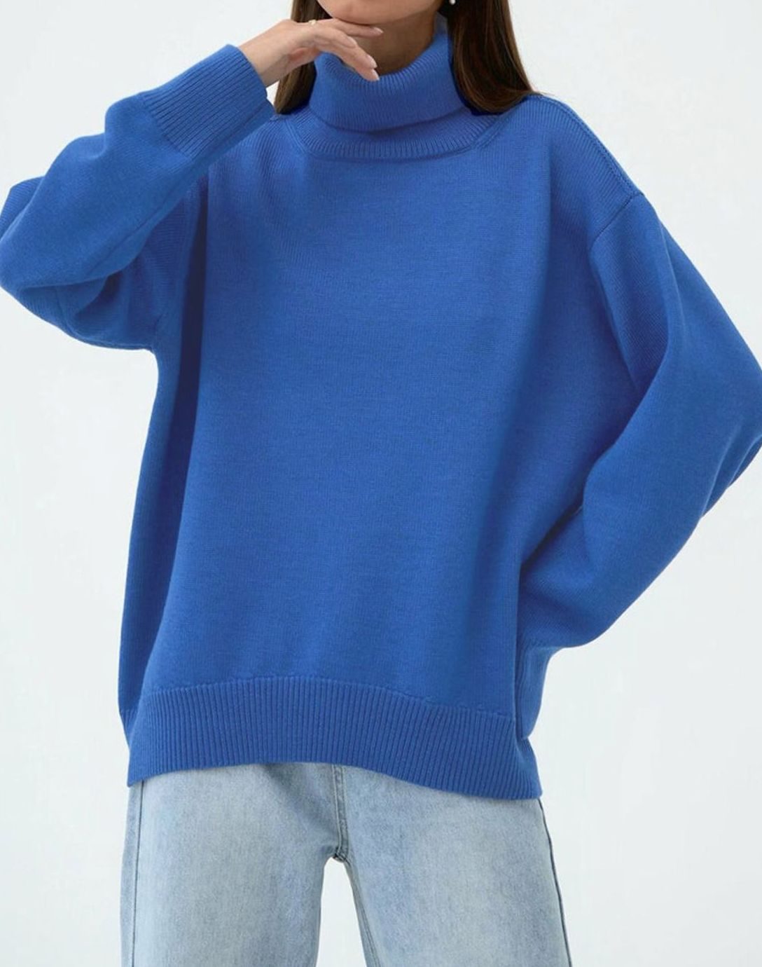 Damski oversize’owy sweter z golfem, obniżoną linią ramion i dzianinowym wykończeniem