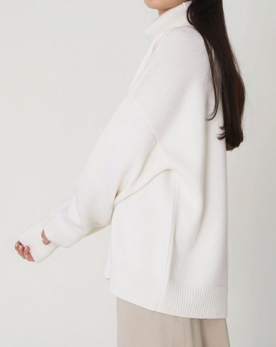 Damski oversize’owy sweter z golfem, obniżoną linią ramion i dzianinowym wykończeniem
