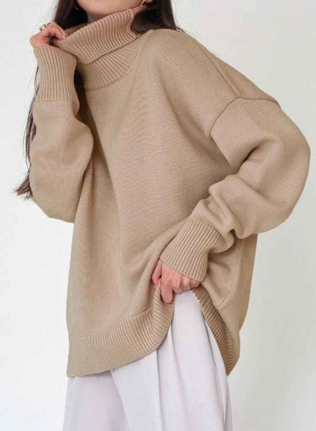 Damski oversize’owy sweter z golfem, obniżoną linią ramion i dzianinowym wykończeniem
