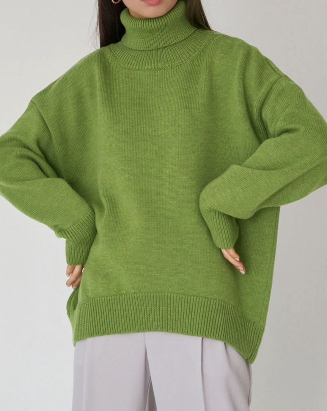 Damski oversize’owy sweter z golfem, obniżoną linią ramion i dzianinowym wykończeniem