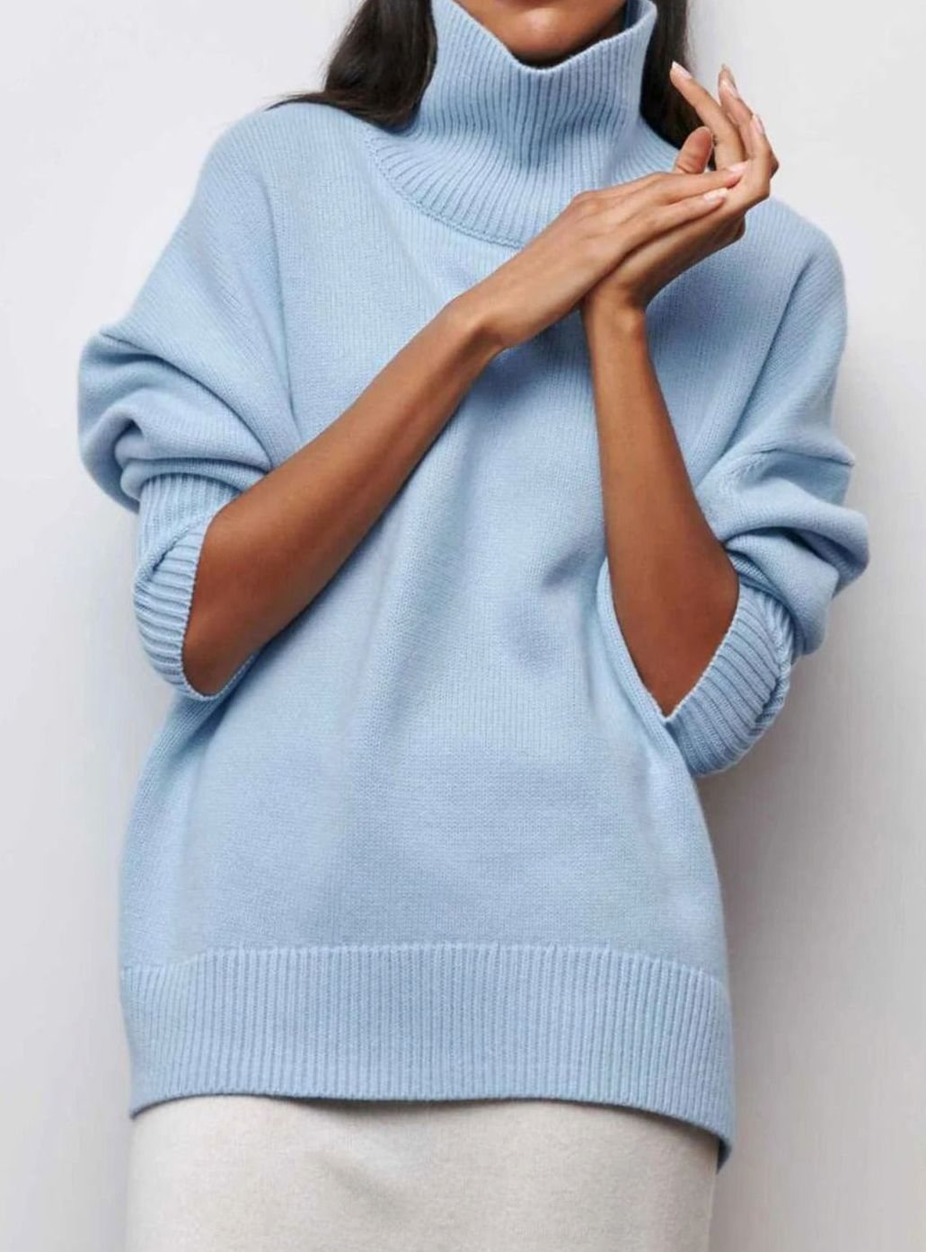 Damski oversize’owy sweter z golfem, prążkowaną dzianiną i rozcięciami na łokciach