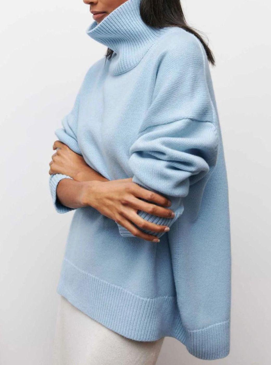 Damski oversize’owy sweter z golfem, prążkowaną dzianiną i rozcięciami na łokciach