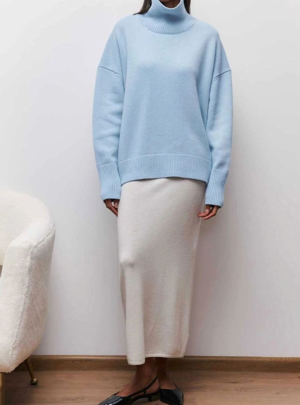 Damski oversize’owy sweter z golfem, prążkowaną dzianiną i rozcięciami na łokciach