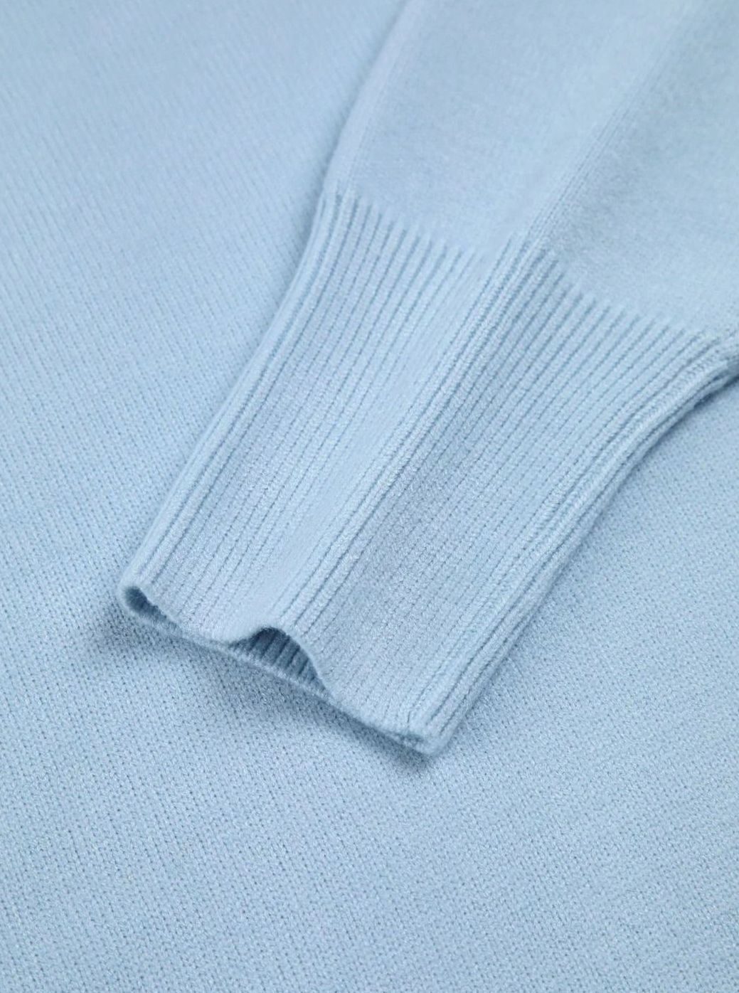 Damski oversize’owy sweter z golfem, prążkowaną dzianiną i rozcięciami na łokciach