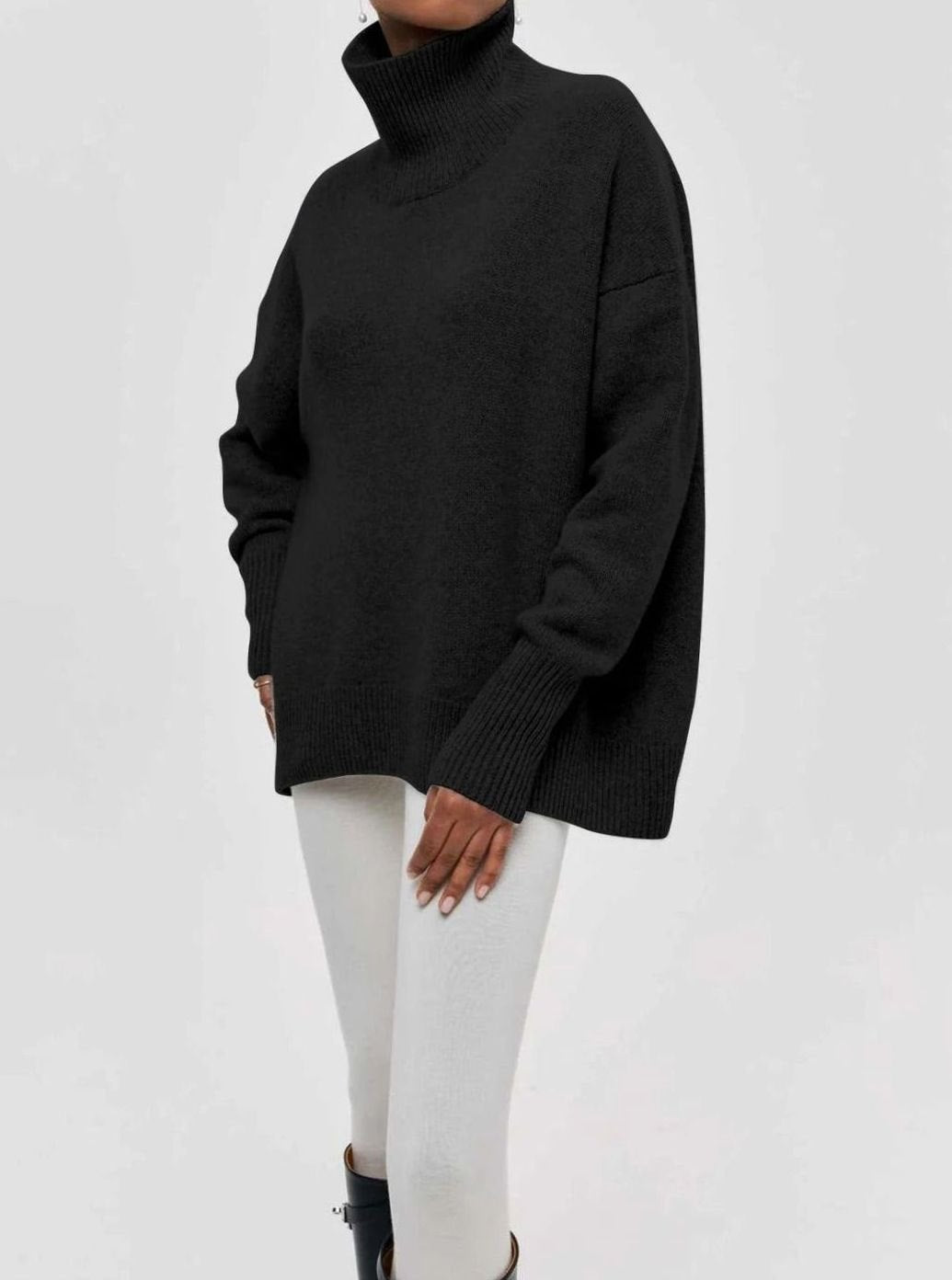 Damski oversize’owy sweter z golfem, prążkowaną dzianiną i rozcięciami na łokciach