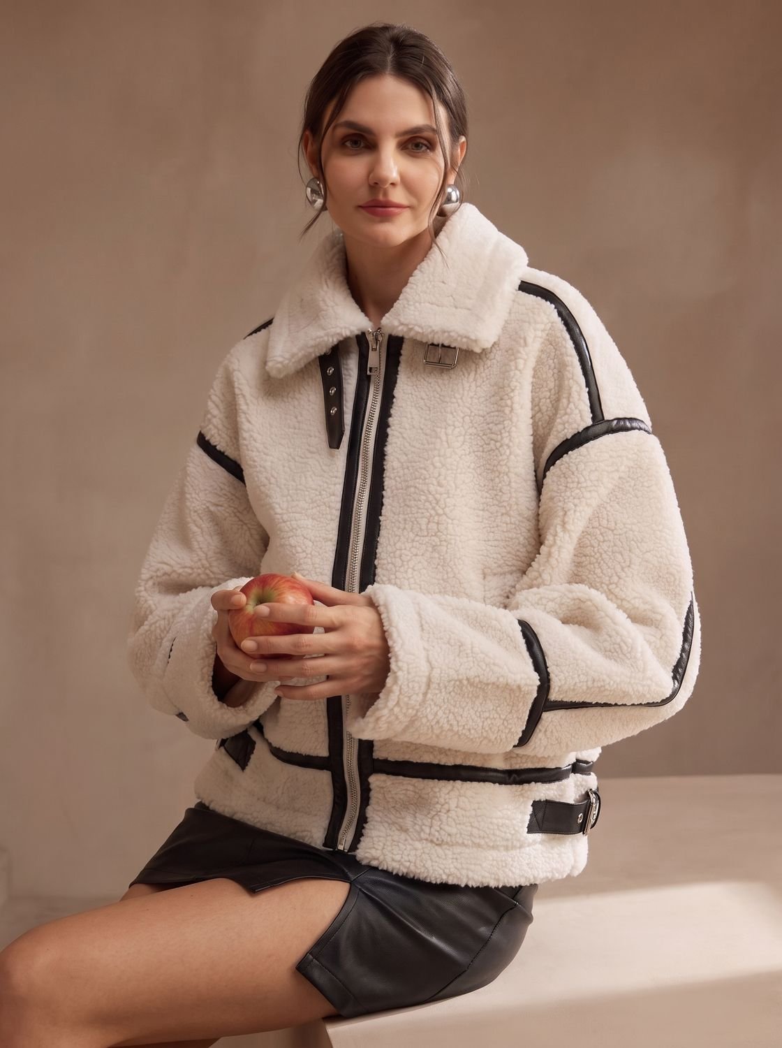 Florence | Damska oversize'owa kurtka teddy z materiału sherpa, kontrastowe wykończenie, zapinana na zamek