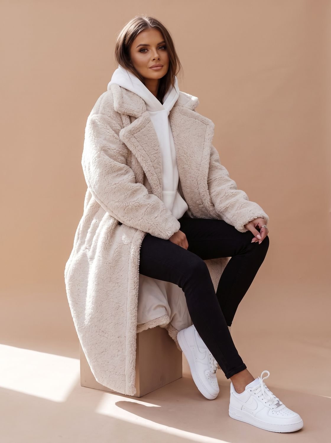 Emily | Damski oversize'owy długi zimowy płaszcz ze sztucznego futra teddy