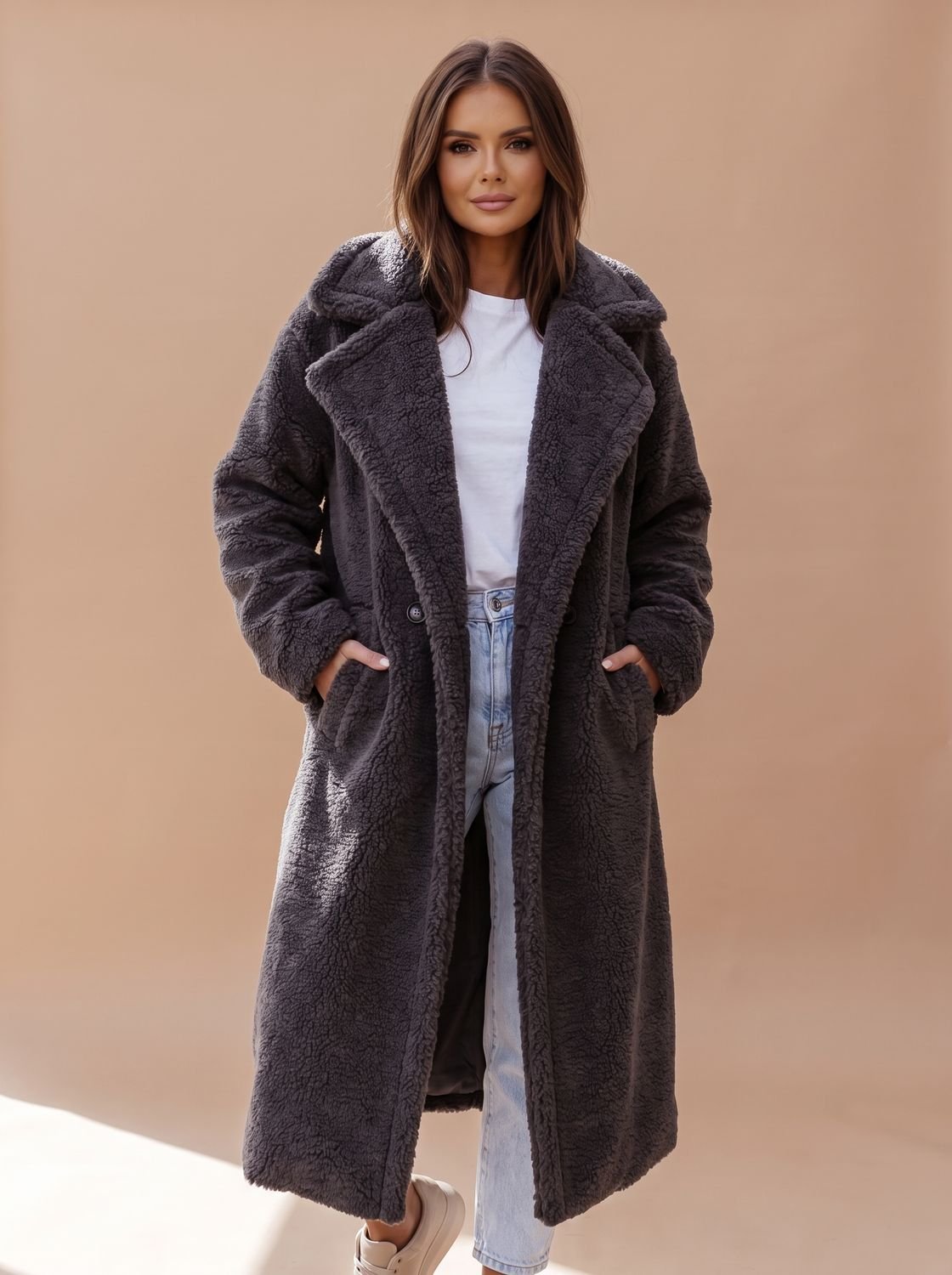 Emily | Damski oversize'owy długi zimowy płaszcz ze sztucznego futra teddy