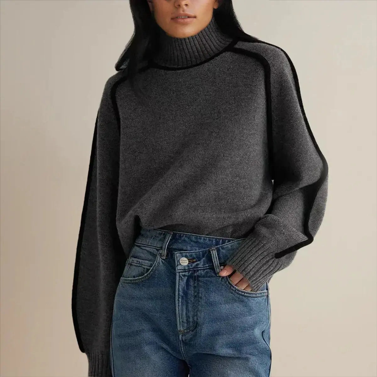 Damski oversize’owy dzianinowy sweter z golfem i kontrastowymi pasami