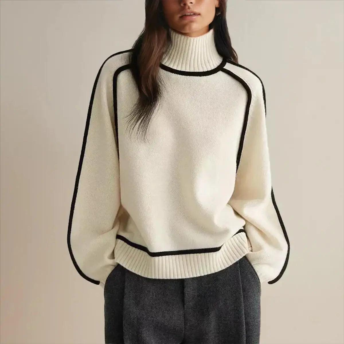 Damski oversize’owy dzianinowy sweter z golfem i kontrastowymi pasami