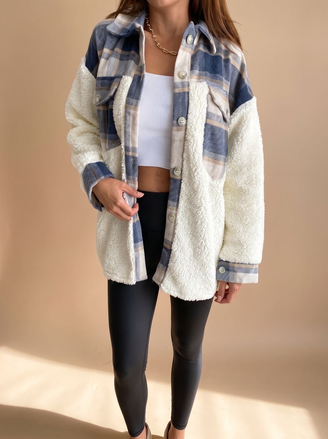 Sophie | Damska koszulowa kurtka w kratę z polaru sherpa i zapięciem na guziki