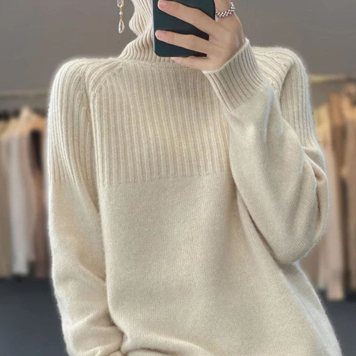 Damski luźny sweter z prążkowanej dzianiny z domieszką kaszmiru i golfem