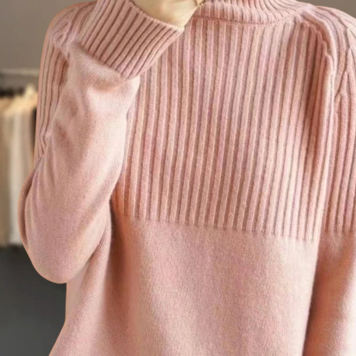 Damski luźny sweter z prążkowanej dzianiny z domieszką kaszmiru i golfem