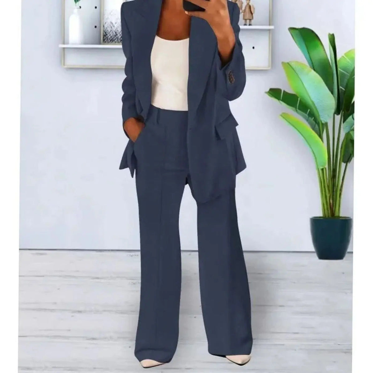 Damski dopasowany garnitur dwuczęściowy z długą marynarką i spodniami z szerokimi nogawkami