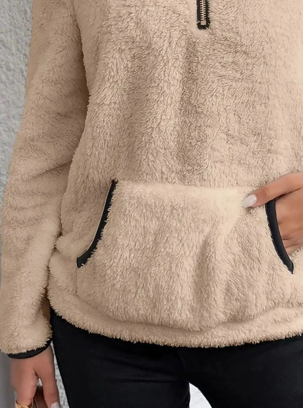 Damski sweter z pluszowego polaru z zamkiem do połowy i kieszenią kangurką