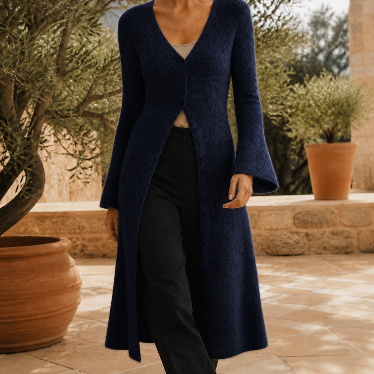 Damski długi kardigan z dzianiny z dekoltem w serek i zapięciem na guziki z przodu